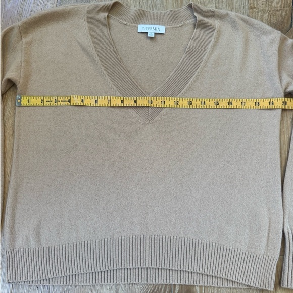 V-Neck Cashmere Sweater szS Camel INTERMIX Elroy Mint cond Old Money PriceFirm - Picture 7 of 7